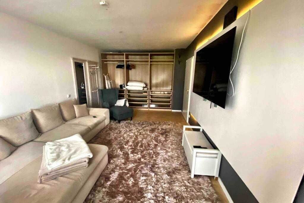 2 Zimmer Apartment mit Blick auf den Kölner Dom * Köln